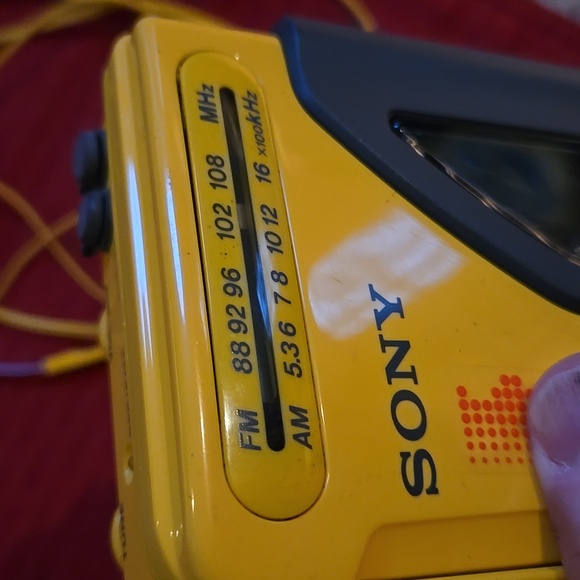 SONY Walkman AM/FM Radio Casette Player & headphones Vintage Working EUC - Picture 4 of 10